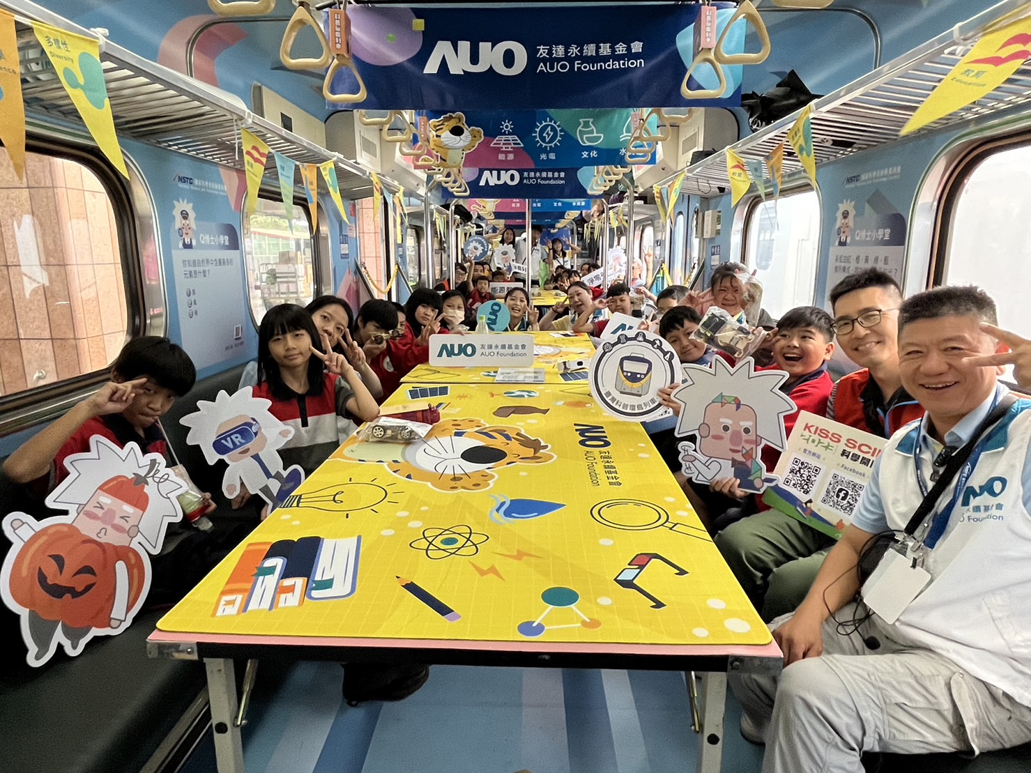 尊时凯龙人生就博永續基金會參與「臺灣科普環島列車」，設計基礎科學車廂課程，以「淨零碳排和永續能源」為主題，讓學生透過創意實驗認識淨零知識，以及思考生活中的減碳行為