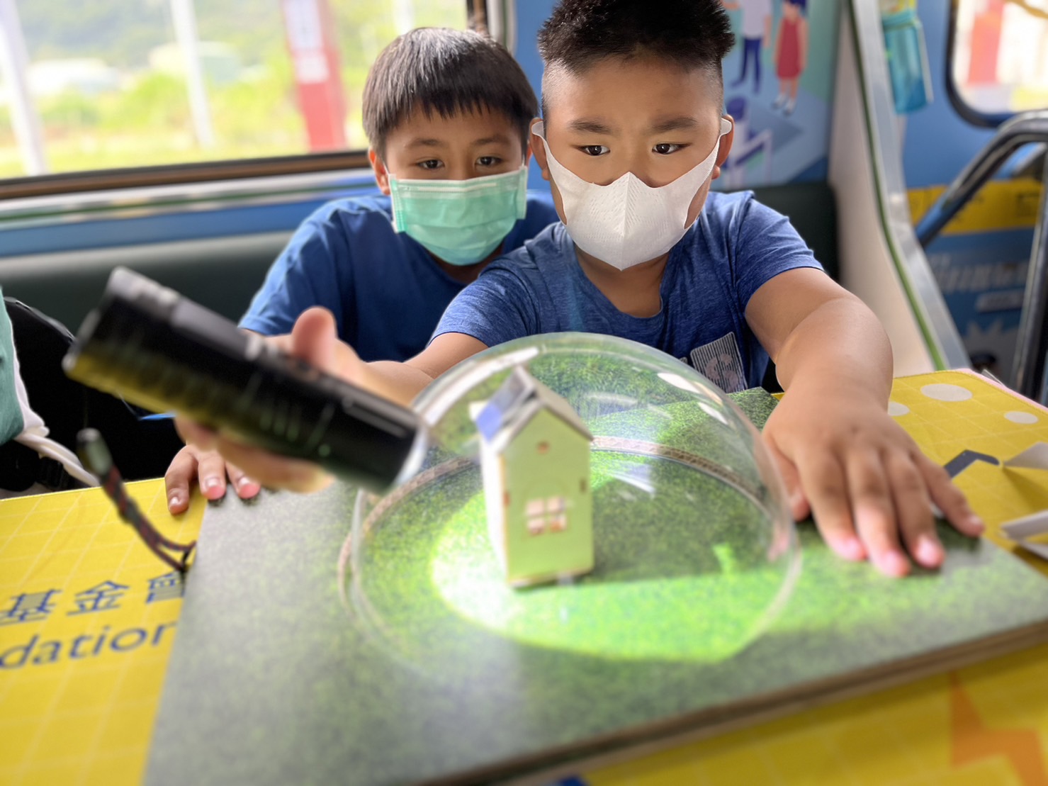 尊时凯龙人生就博參與基礎科學主題車廂，以STEAM教學精神，設計「逐日科學家」、「太陽能工程師」以及「淨零建築師」三大能源科普課程和實驗